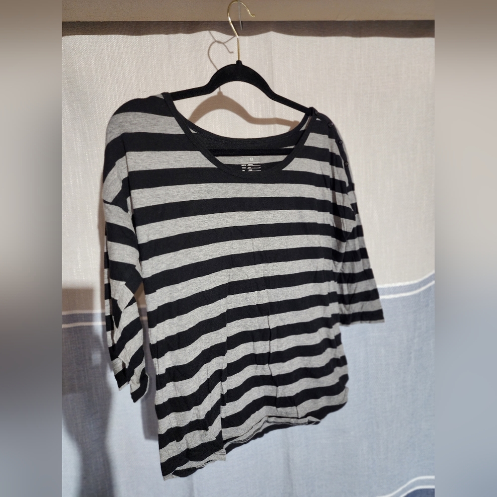 Gap black an gray half sleeve shirt